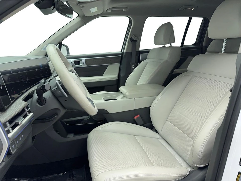 2025 Hyundai Santa Fe - Image 13 of 21