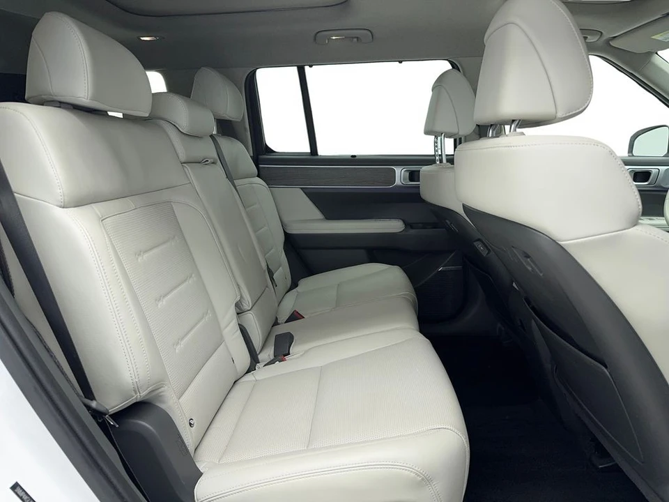 2025 Hyundai Santa Fe - Image 17 of 21