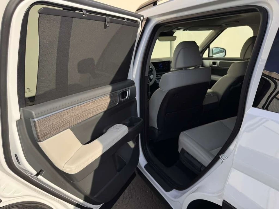 2025 Hyundai Santa Fe - Image 9 of 10