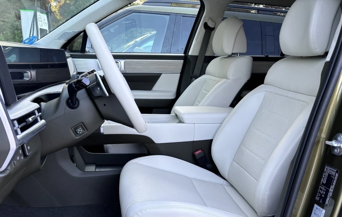 2025 Hyundai Santa Fe - Image 8 of 12