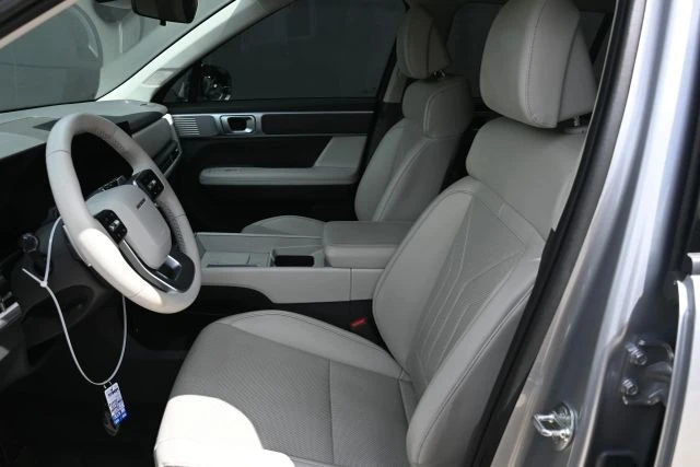 2025 Hyundai Santa Fe - Image 16 of 21