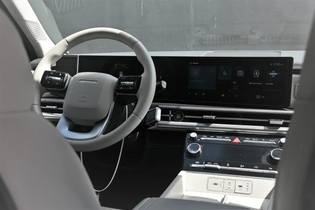 2025 Hyundai Santa Fe - Image 14 of 21