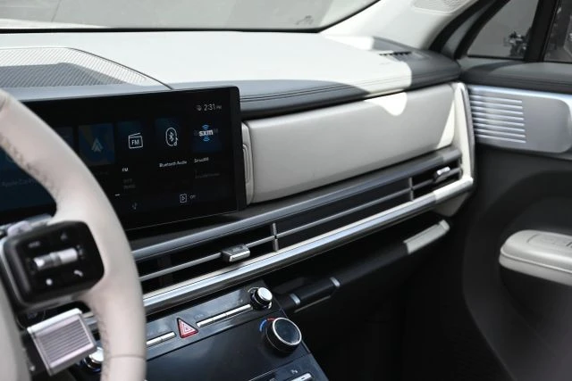2025 Hyundai Santa Fe - Image 13 of 21