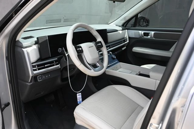 2025 Hyundai Santa Fe - Image 17 of 21