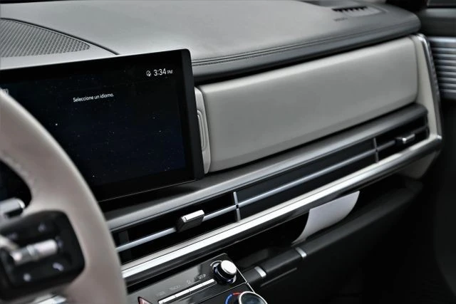 2025 Hyundai Santa Fe - Image 9 of 21