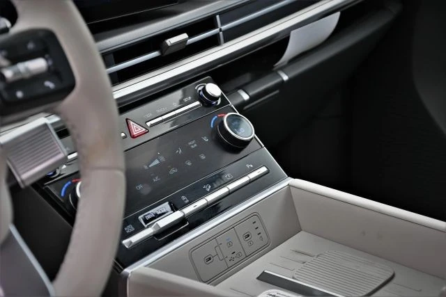 2025 Hyundai Santa Fe - Image 10 of 21