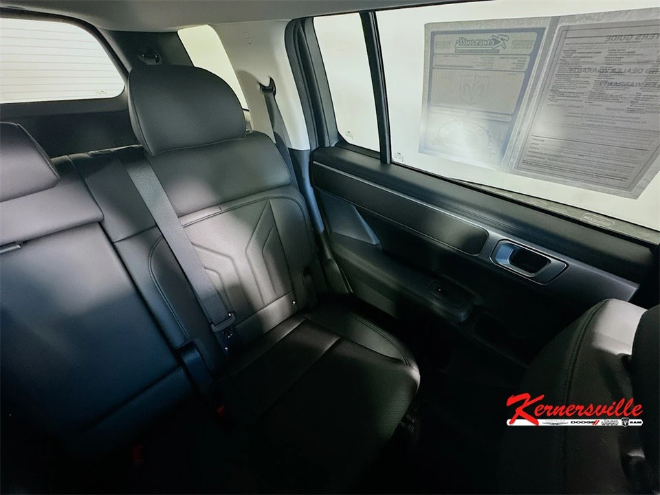 2025 Hyundai Santa Fe - Image 14 of 21