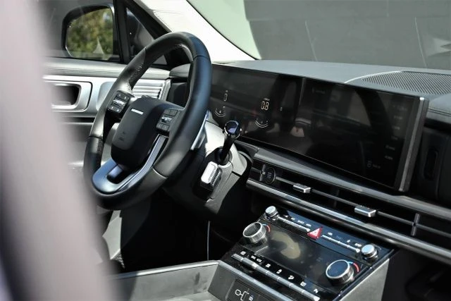 2025 Hyundai Santa Fe - Image 11 of 21