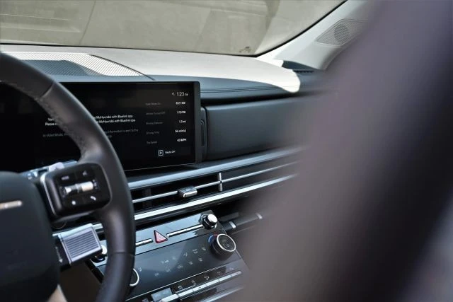 2025 Hyundai Santa Fe - Image 13 of 21