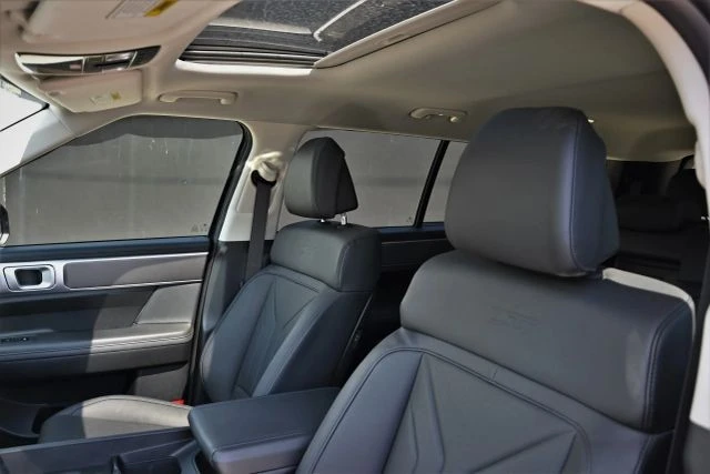 2025 Hyundai Santa Fe - Image 16 of 21