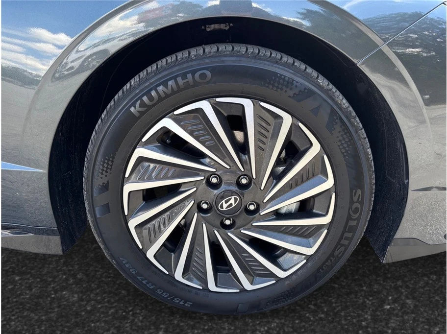 2025 Hyundai Sonata - Image 13 of 21