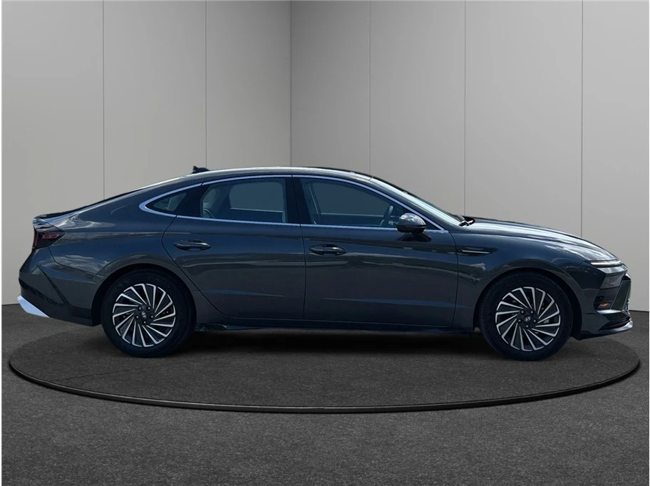 2025 Hyundai Sonata - Image 10 of 21