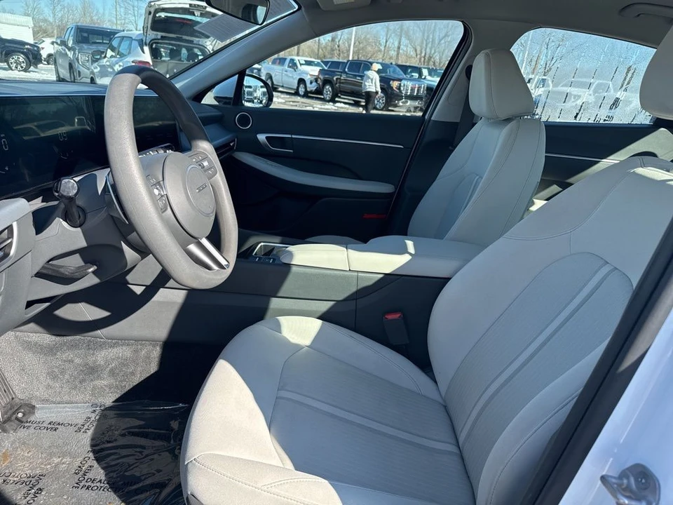 2025 Hyundai Sonata - Image 9 of 12