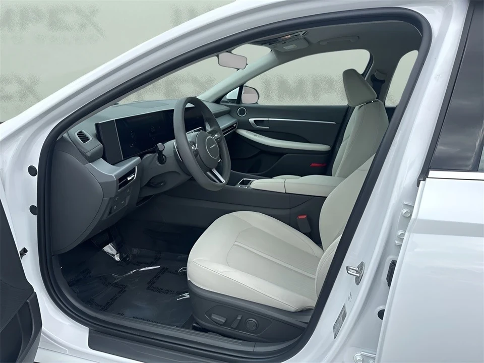 2025 Hyundai Sonata - Image 9 of 12