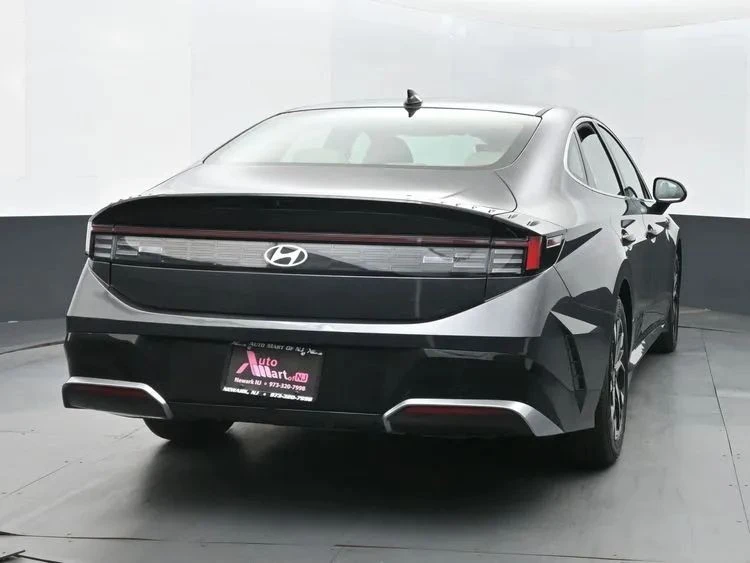 2025 Hyundai Sonata - Image 8 of 12