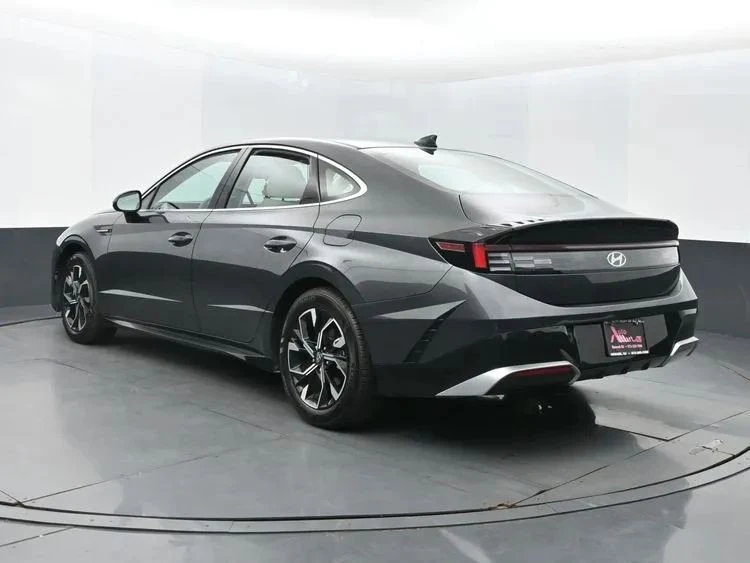 2025 Hyundai Sonata - Image 9 of 12