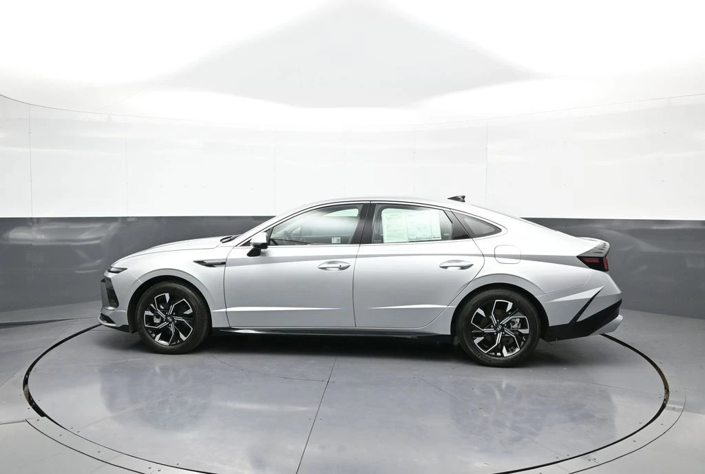 2025 Hyundai Sonata - Image 9 of 12