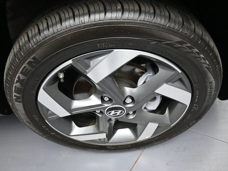 2025 Hyundai Venue - Image 13 of 21