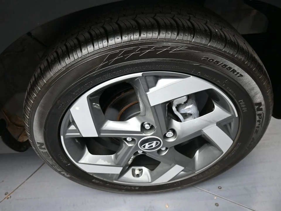 2025 Hyundai Venue - Image 15 of 21