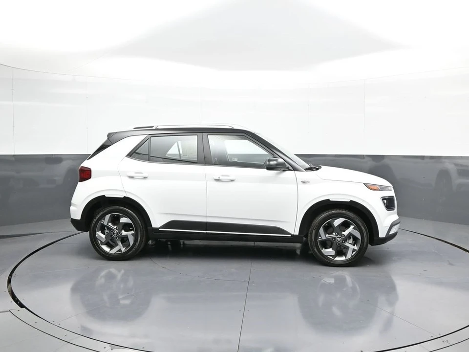 2025 Hyundai Venue - Image 5 of 12