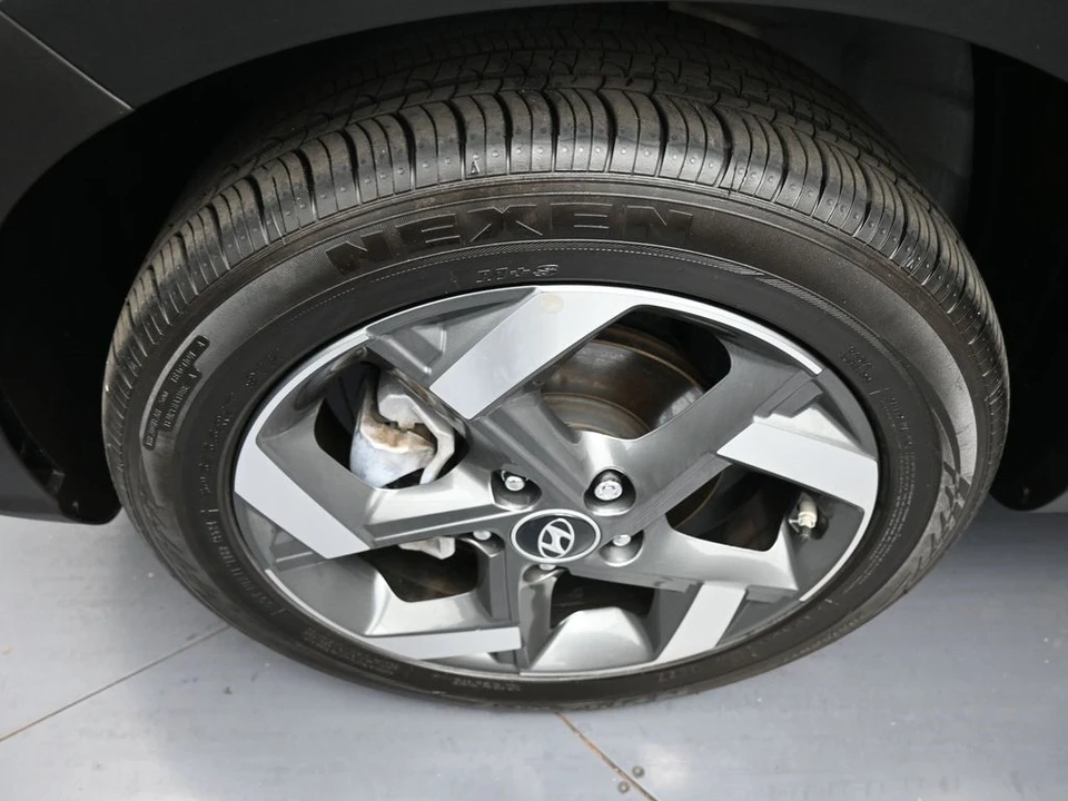 2025 Hyundai Venue - Image 14 of 21