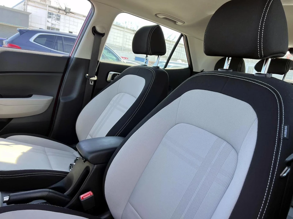 2025 Hyundai Venue - Image 9 of 21