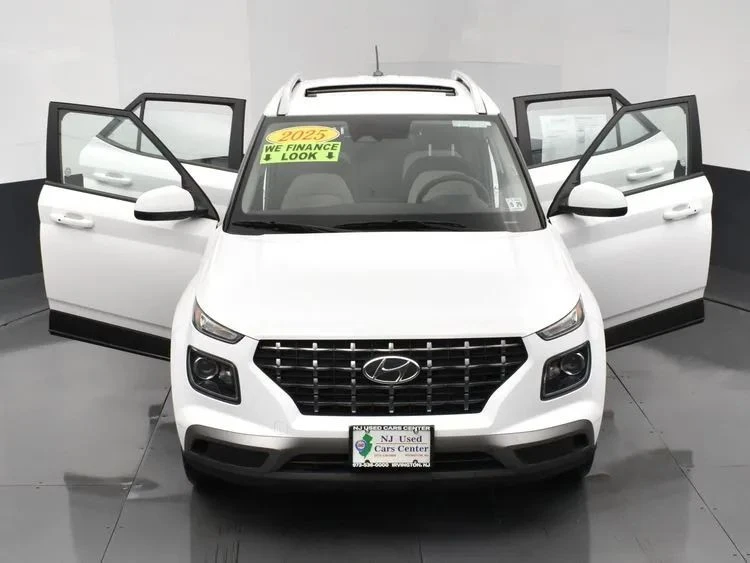 2025 Hyundai Venue - Image 10 of 12