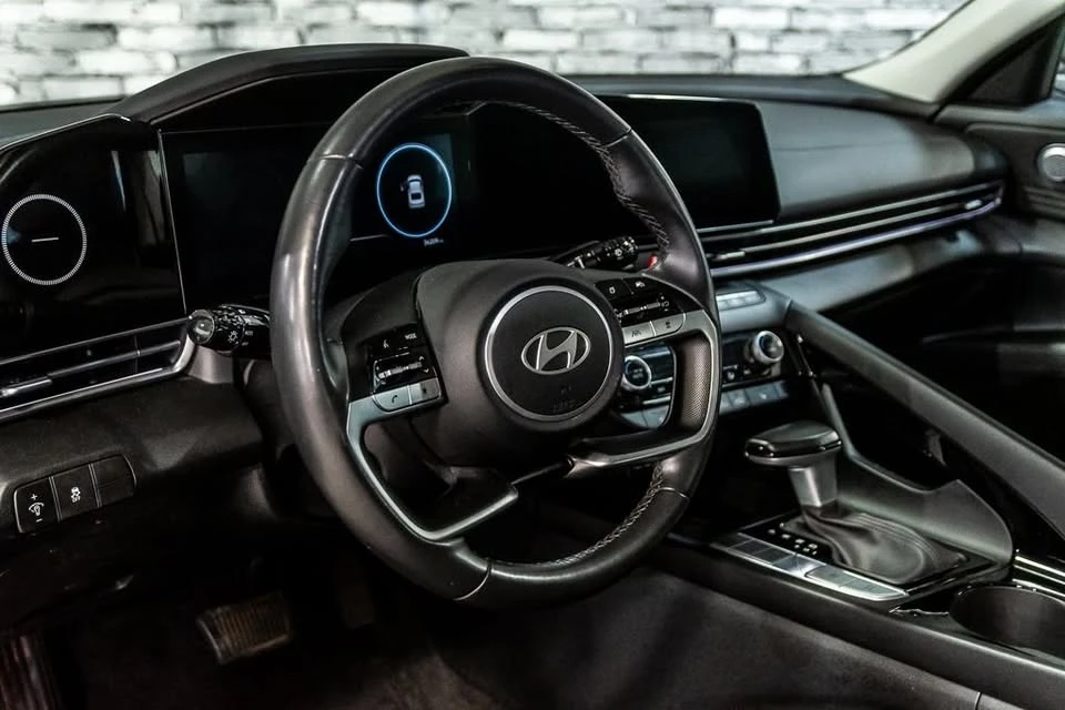 2025 Hyundai Elantra - Image 16 of 20