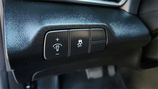 2025 Hyundai Elantra - Image 15 of 18