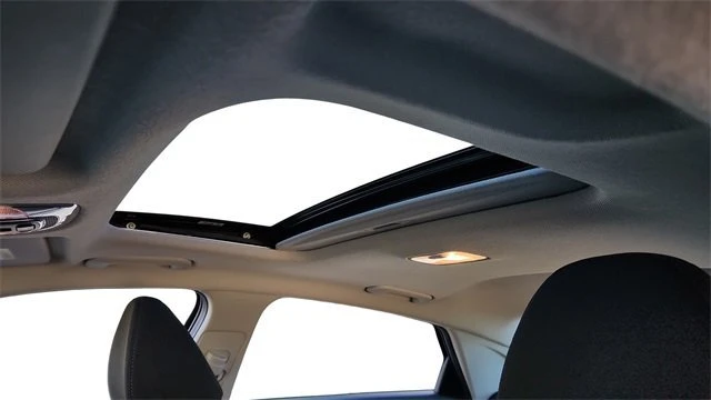 2025 Hyundai Elantra - Image 17 of 19