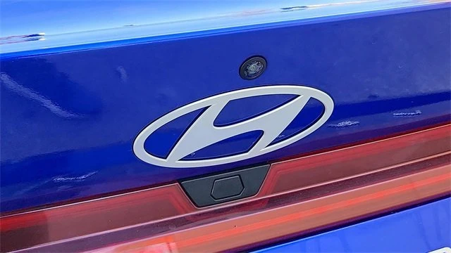 2025 Hyundai Elantra - Image 12 of 19