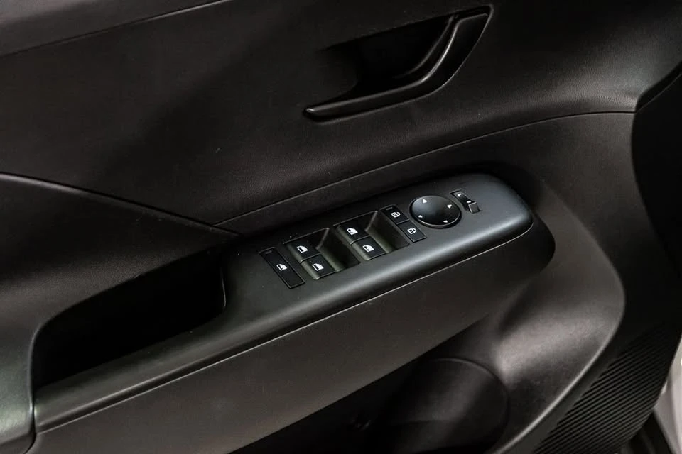 2025 Hyundai Kona - Image 16 of 18