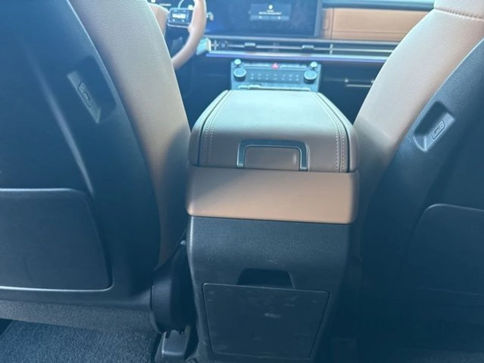 2025 Hyundai Santa Fe - Image 18 of 20