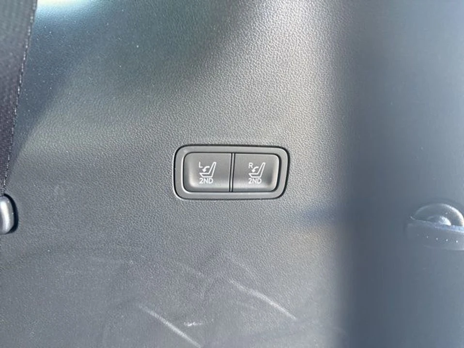 2025 Hyundai Santa Fe - Image 8 of 20