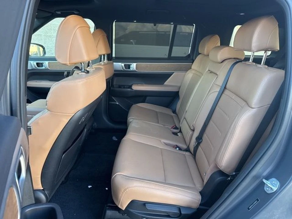 2025 Hyundai Santa Fe - Image 9 of 20