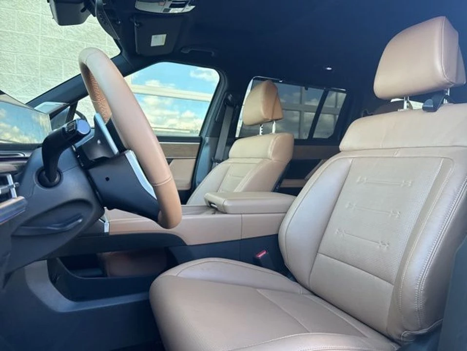 2025 Hyundai Santa Fe - Image 2 of 20