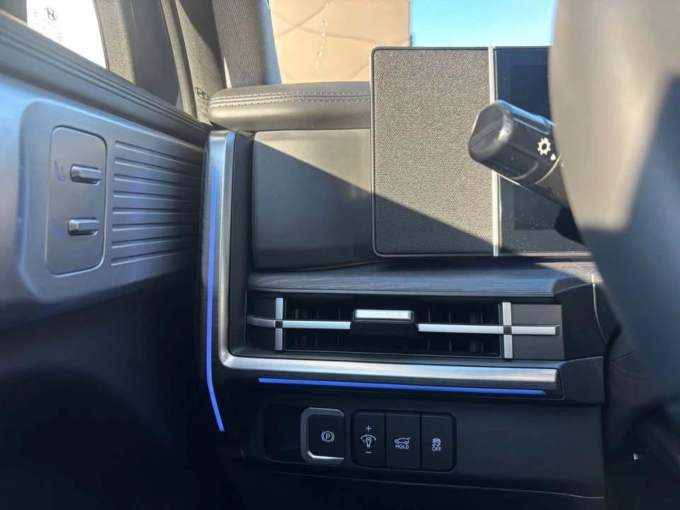 2025 Hyundai Santa Fe - Image 8 of 19