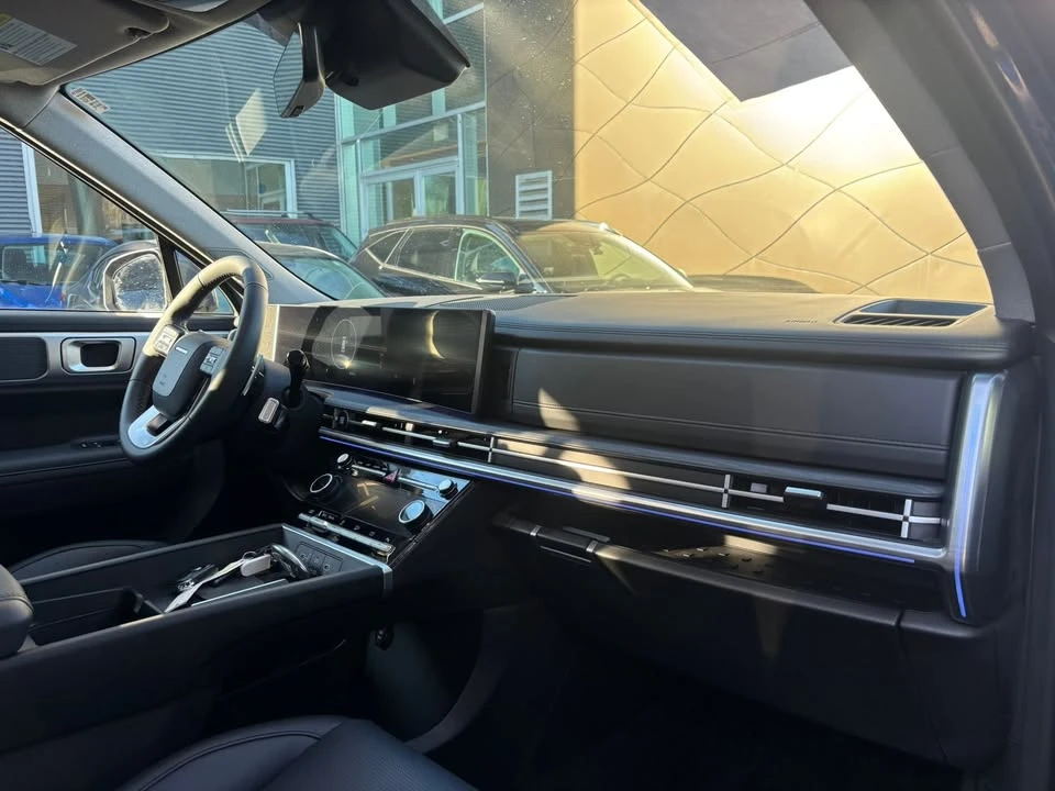 2025 Hyundai Santa Fe - Image 5 of 19