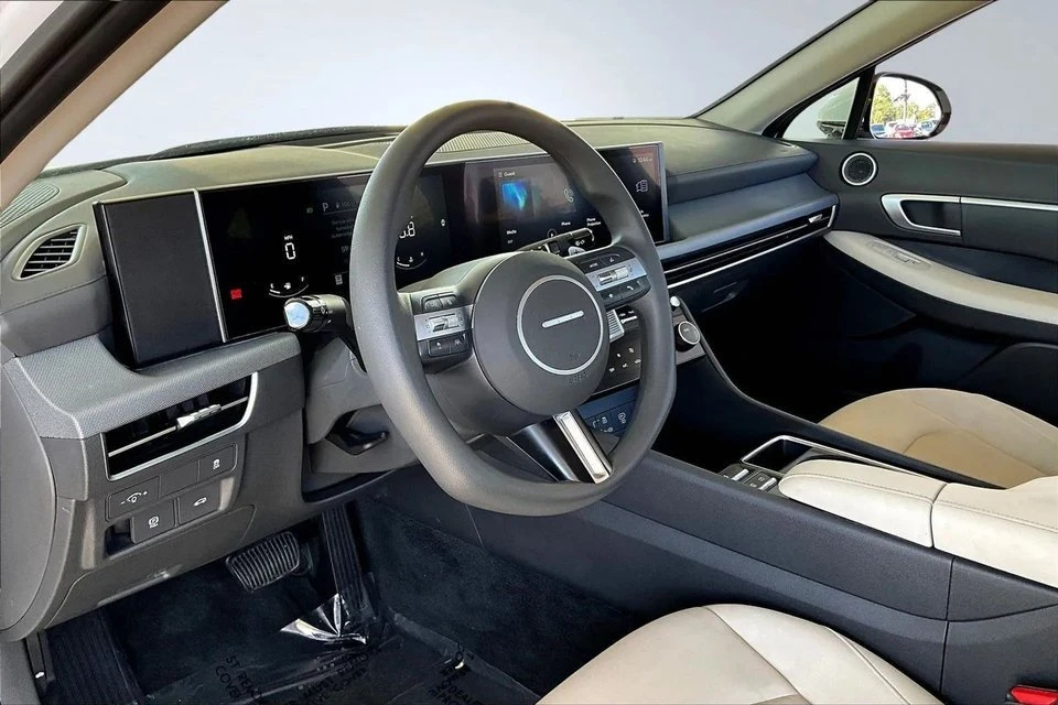 2025 Hyundai Sonata - Image 14 of 20