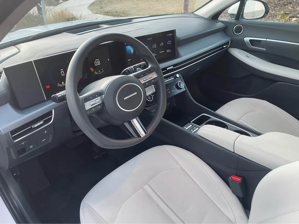2025 Hyundai Sonata - Image 8 of 10