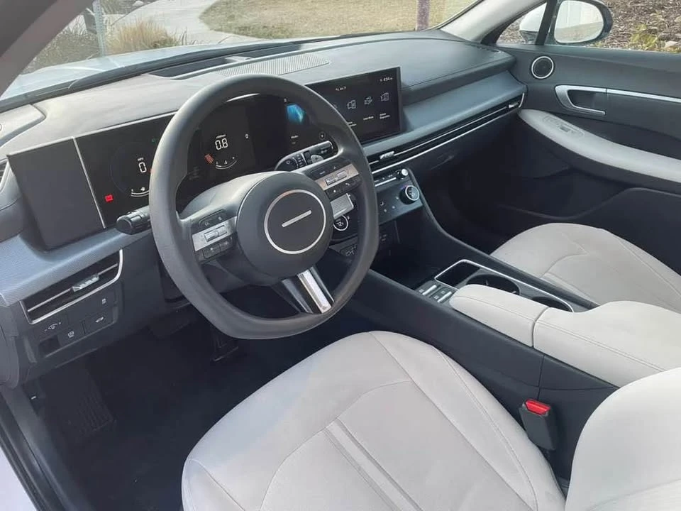 2025 Hyundai Sonata - Image 8 of 10