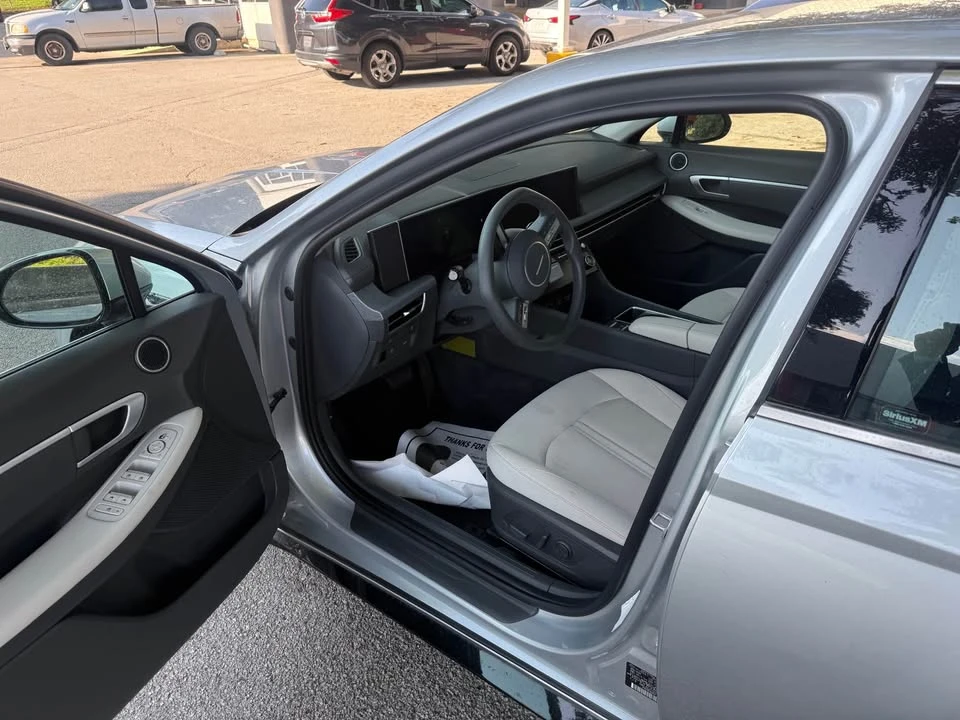 2025 Hyundai Sonata - Image 8 of 13