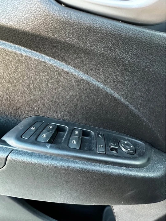 2025 Hyundai Venue - Image 15 of 18