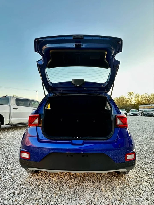 2025 Hyundai Venue - Image 16 of 18
