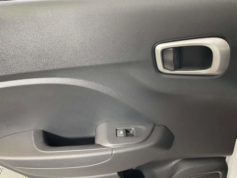 2025 Hyundai Venue - Image 14 of 20