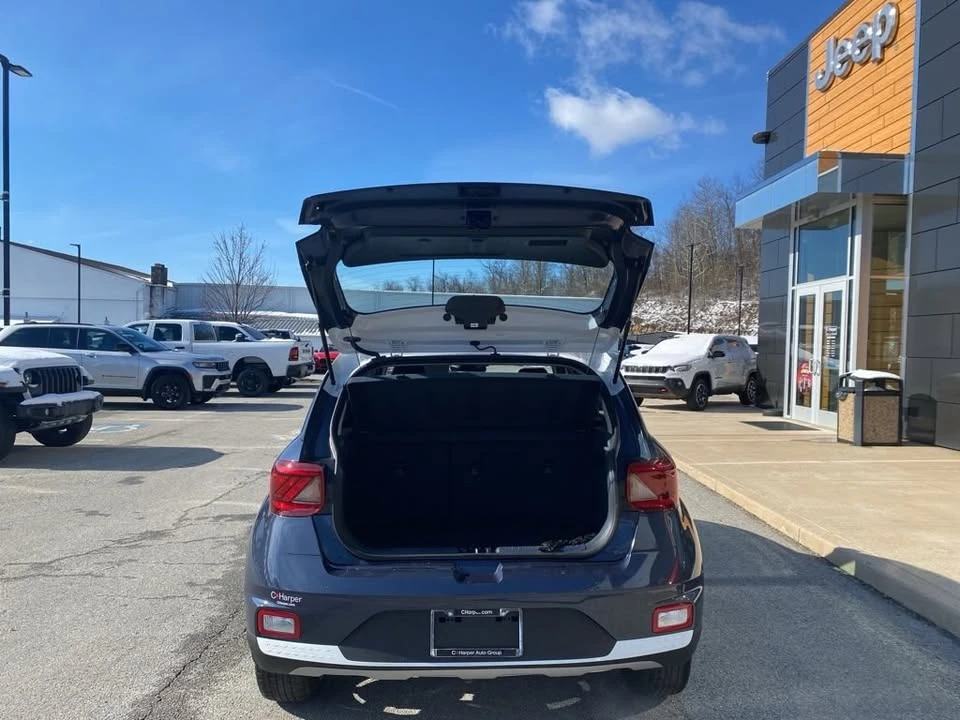 2025 Hyundai Venue - Image 8 of 20