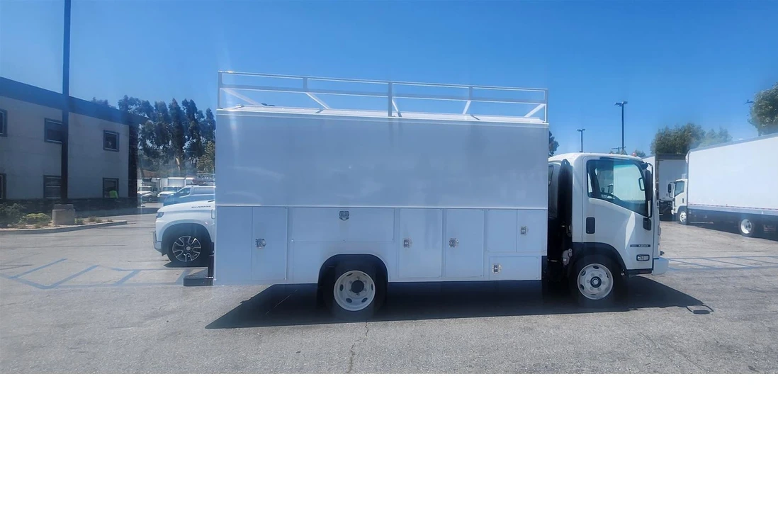 2025 Isuzu Elf - Image 3 of 12