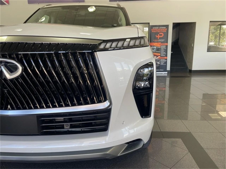 2025 Infiniti QX80 - Image 9 of 31