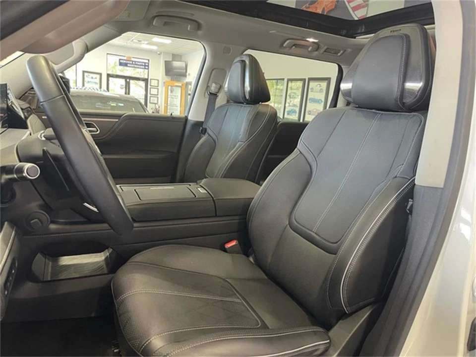 2025 Infiniti QX80 - Image 27 of 31