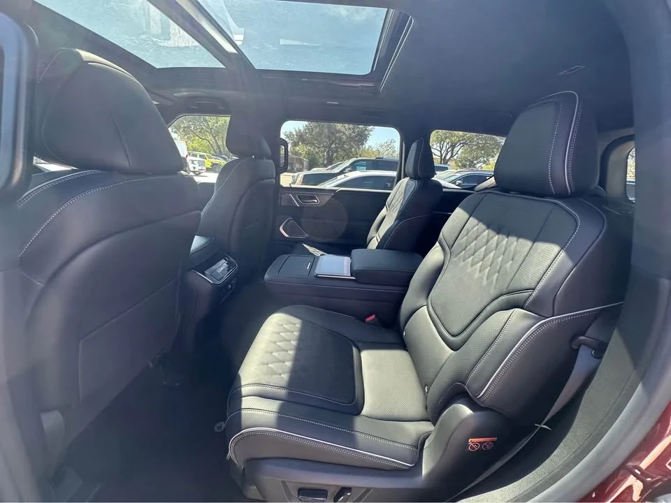 2025 Infiniti QX80 - Image 8 of 10
